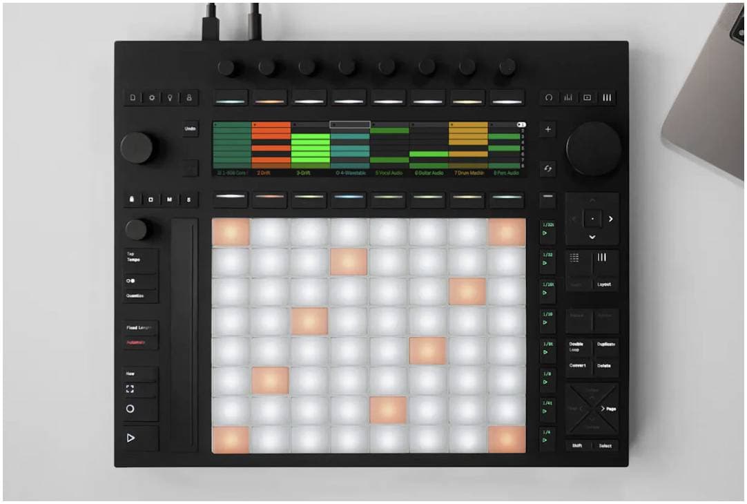 ABLETON Push 3 - USB/MIDI-контроллер, LCD дисплей, 64 MPE-пэда, 8 энкодеров,...